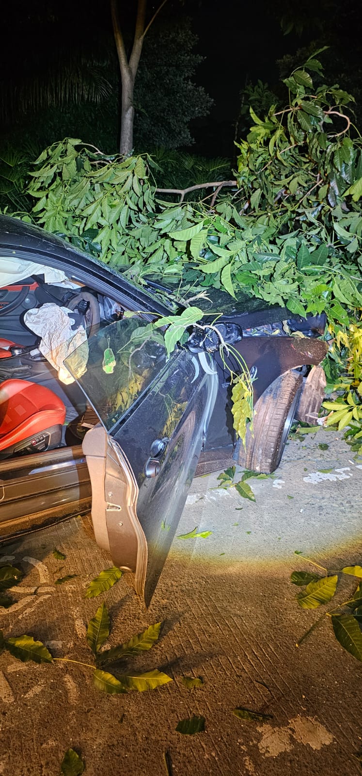 TRAGIS : Mobil BMW usai menabrak tiga sepeda motor di Jalan Mayjen Sungkono, Surabaya beberapa waktu lalu. (IST/RADAR SURABAYA)