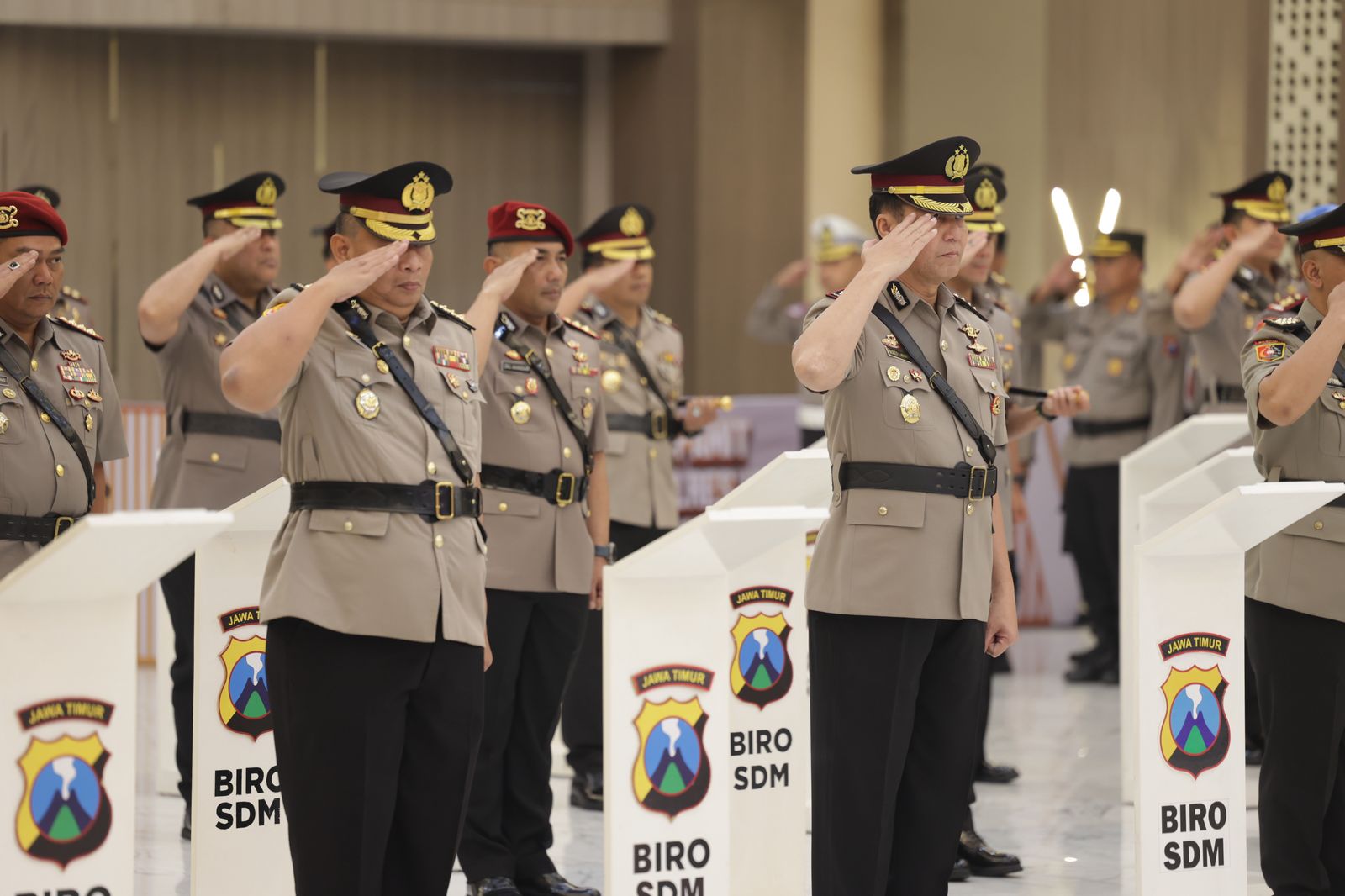SELAMAT BERTUGAS : Kabid Humas Polda Jatim saat melaksanakan upacara sertijab di Gedung Mahameru, Senin (14/4). (IST/RADAR SURABAYA)