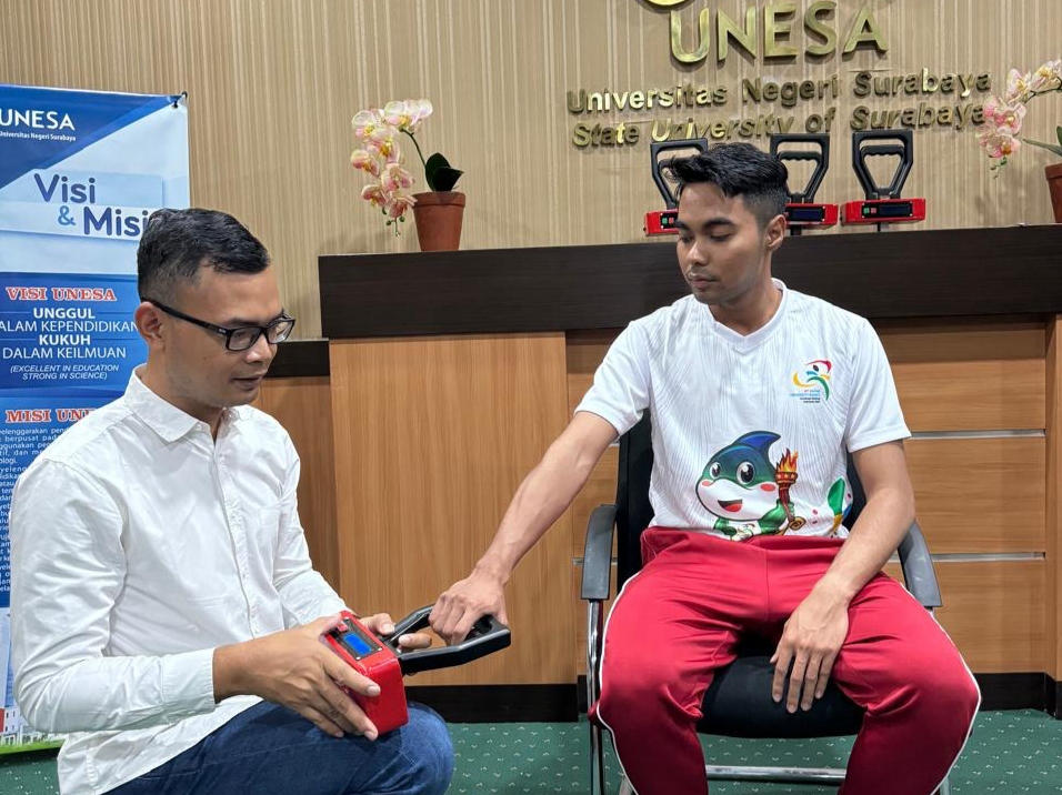 DETEKSI DINI: Alat Hand-Held Dynamometer (Handem) saat diujicobakan, alat buatan dosen Unesa ini bisa mendeteksi dini penyakit hipertensi.