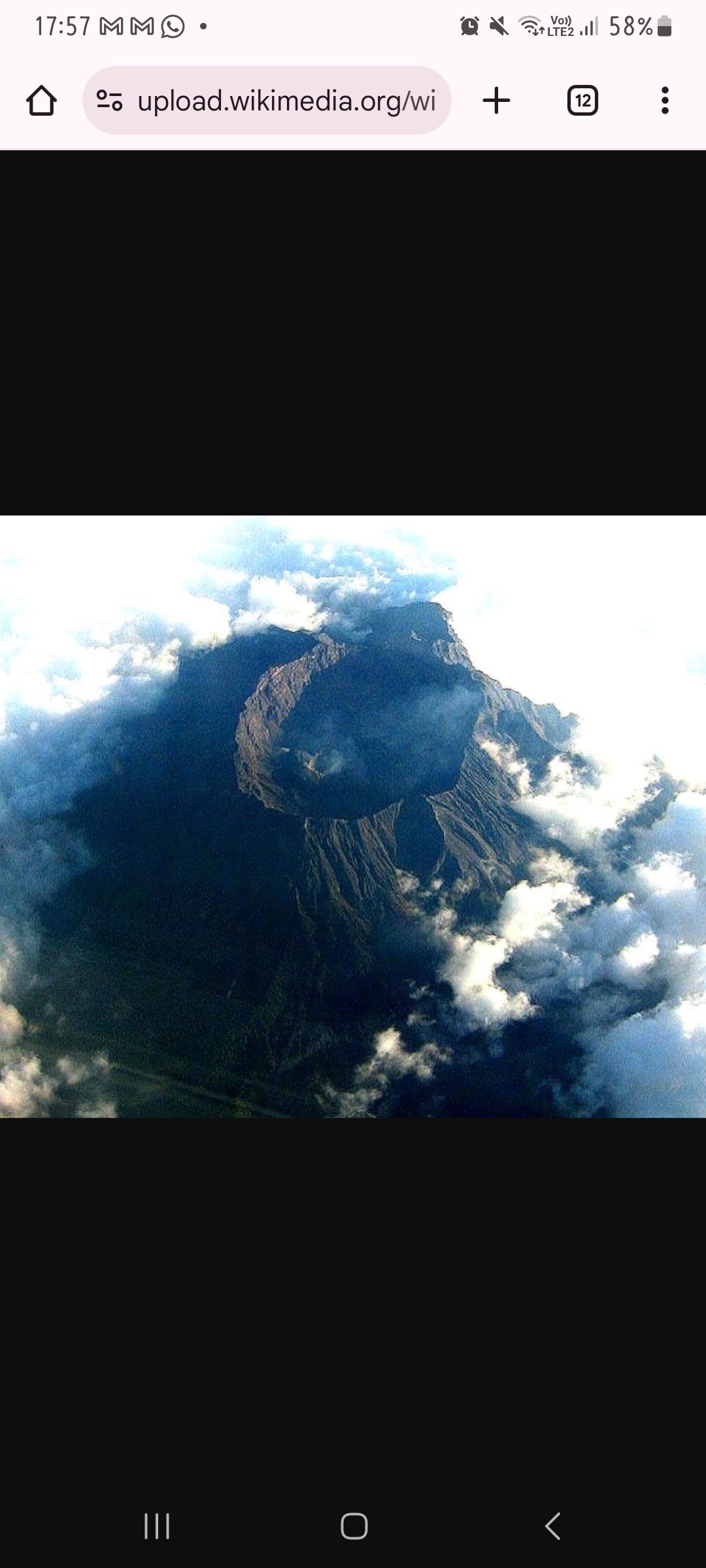 Pemndangan Gunung Raung dari foto udara, gunung ini menjadi salah satu gunung di Jawa Timur favorit pendaki.