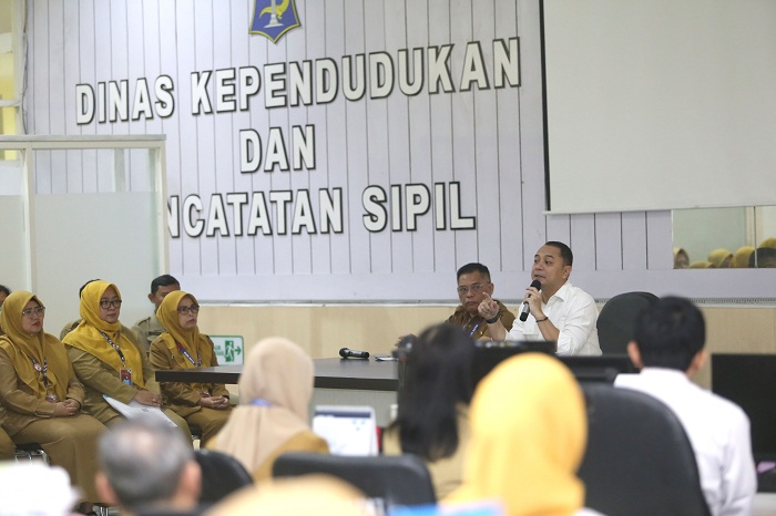 TEGAS: Wali Kota Surabaya Eri Cahyadi saat apel kinerja di kantor Dispendukcapil Surabaya, UPTSA Siola, Surabaya, Senin (14/4/2025).