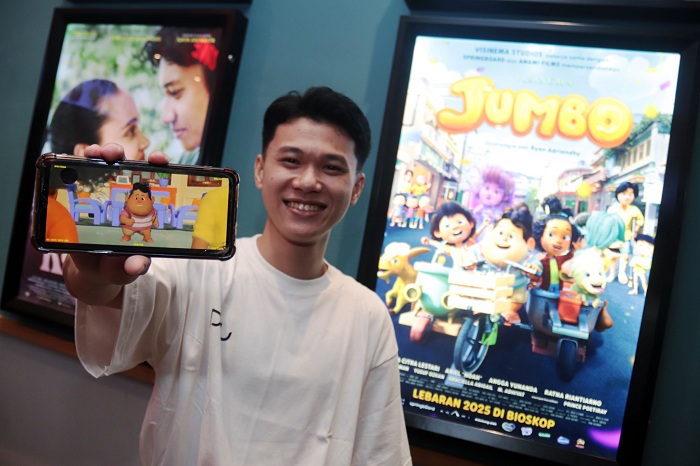 ANIMATOR JUMBO: Lulusan PCU Maximillian Serafino Suprapto, animator asal Surabaya, menunjukkan hasil karyanya yang ada film animasi Jumbo, di Bioskop CGV Surabaya, Senin (14/4/2025).