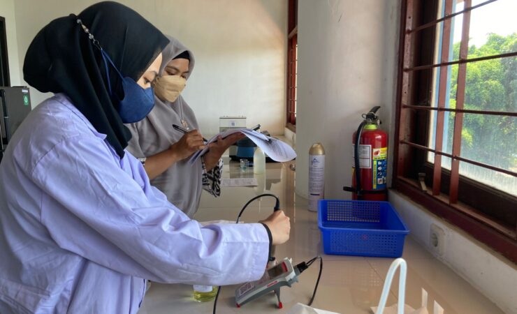 RISET: Mahasiswa saat berada di laboratorium. Program Studi Kimia Unair, 99 persen banyak melakukan riset di bidang kesehatan.