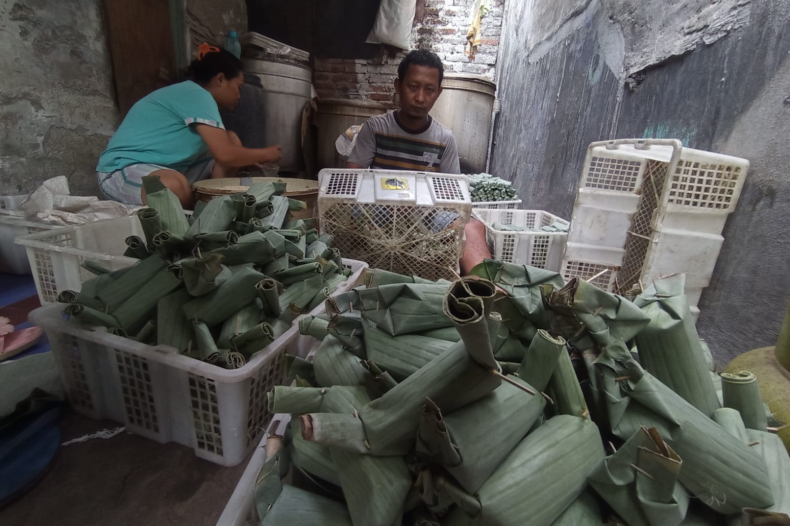 Aktivitas pembuatan lontong di Kampung Lontong Banyuurip Lor, Surabaya.