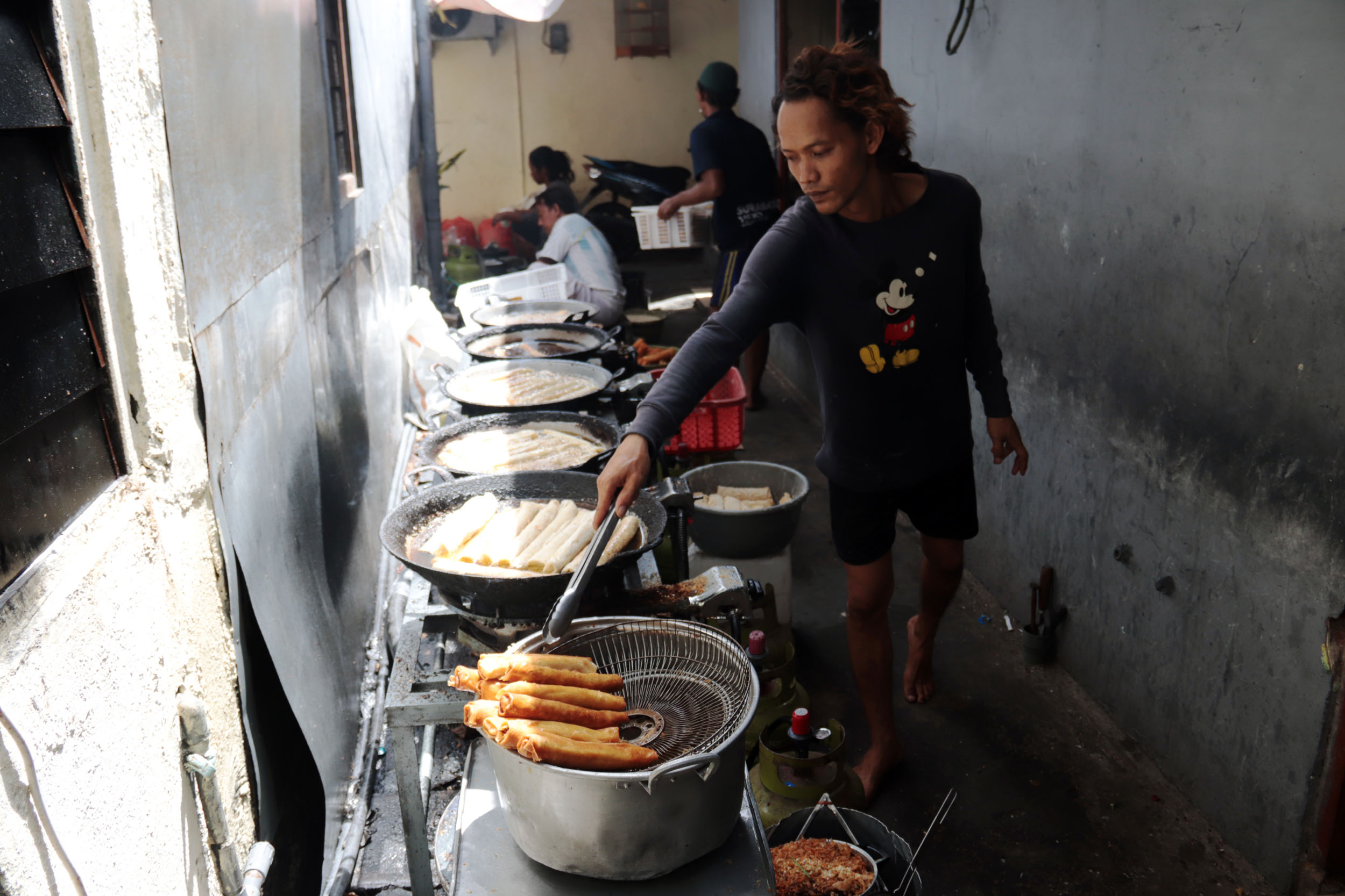LUMPIA BONEK: Lumpia produksi Kampung Lumpia Ngaglik tak hanya dipasarkan di Surabaya, namun juga kota sekitar.