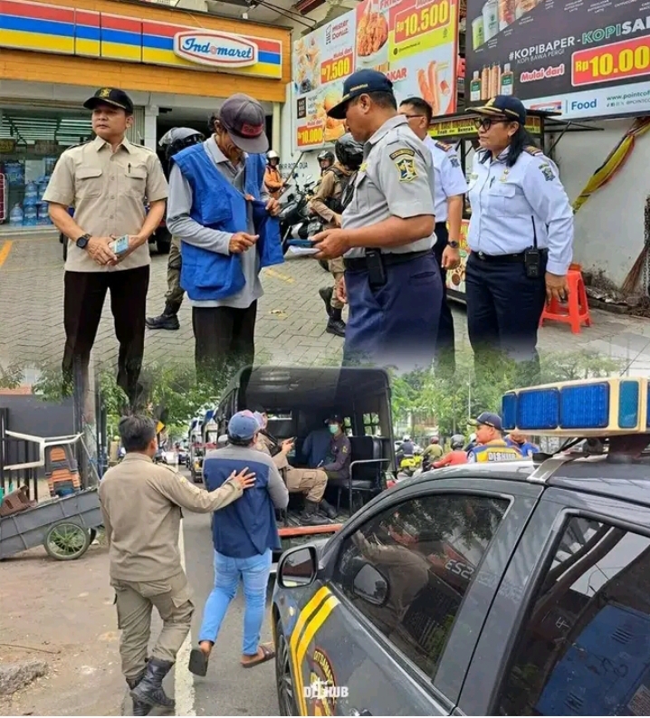 Petugas mengamankan jukir liar di area parkir minimarket Surabaya. (IST)