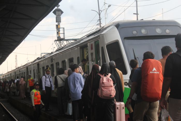 SIBUK: Antrean penumpang di salah satu stasiun di Wilayah 8 Surabaya yang akan menggunakan Kereta Commuter.