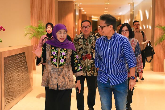 SANTAI: Gubernur Khofifah bersama Menteri Kesehatan Budi Gunadi di sela pembahasan mengenai Rumah Sakit Pendidikan Penyelenggara Utama (RSPPU) di Jakarta, Minggu (13/4/2025).