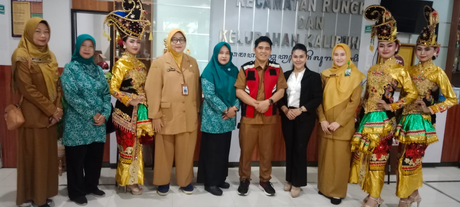Tim Verifikasi Sanitasi Total Berbasis Masyarakat (STBM) bersama penari dari Mulyo Joyo Enterprise Surabaya. (IST)