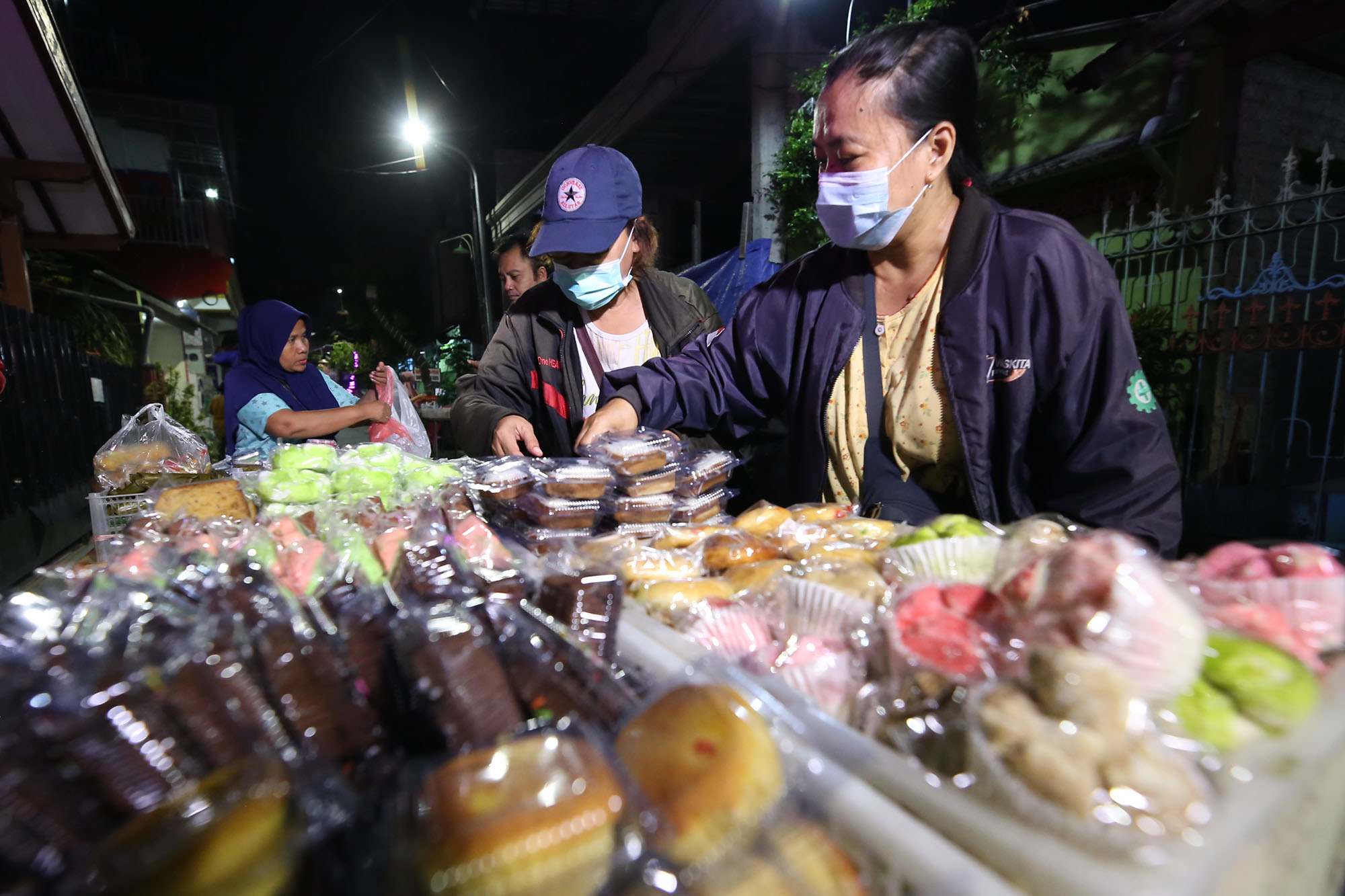 KAMPUNG UNGGULAN: Aktivitas di Kampung Kue rungkut sudah dimulai sejak dini hari.