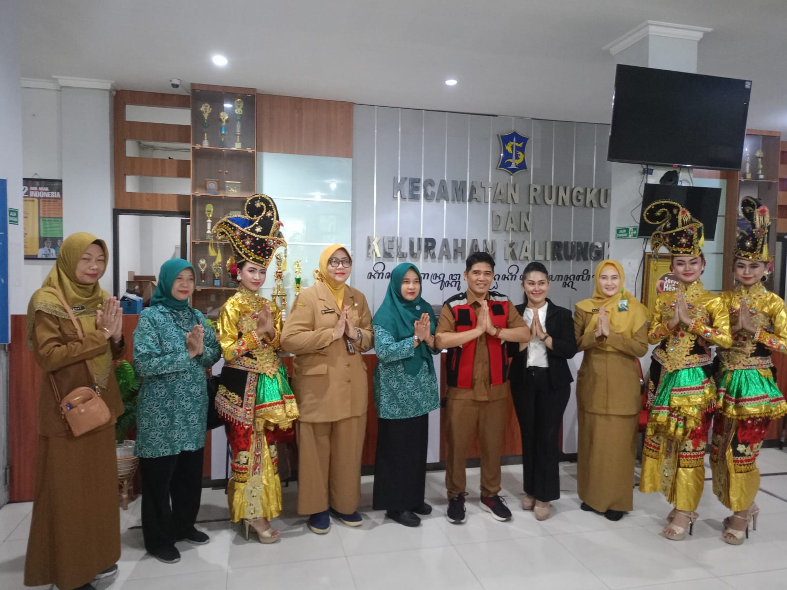 Para penari dari Sanggar Mulyo Joyo Enterprise bersama tim verifikasi Sanitasi Total Berbasis Masyarakat (STBM) di Rungkut Surabaya. (IST)