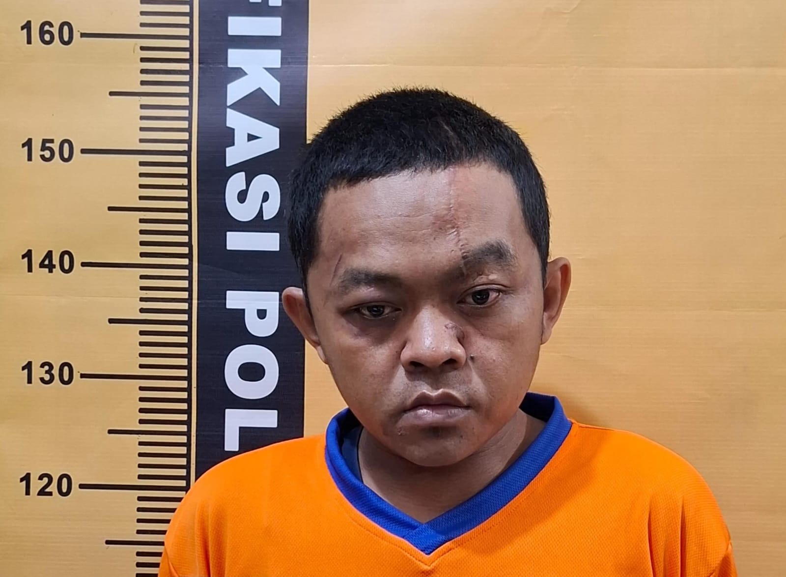 LEMAS : Tersangka curanmor KA diamankan Polsek Sawahan usai dihajar massa di Jalan Petemon Timur, Surabaya. (IST/RADAR SURABAYA)