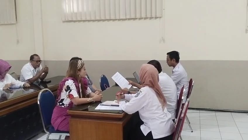 Tim Disnakertrans Jatim saat memanggil dan memeriksa Jan Hwa Diana terkait penahanan ijazah.