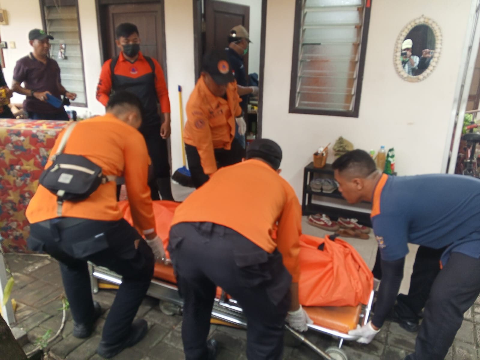 PENYELIDIKAN : Petugas mengevakuasi jenazah mahasiswa di Surabaya. (IST/RADAR SURABAYA)