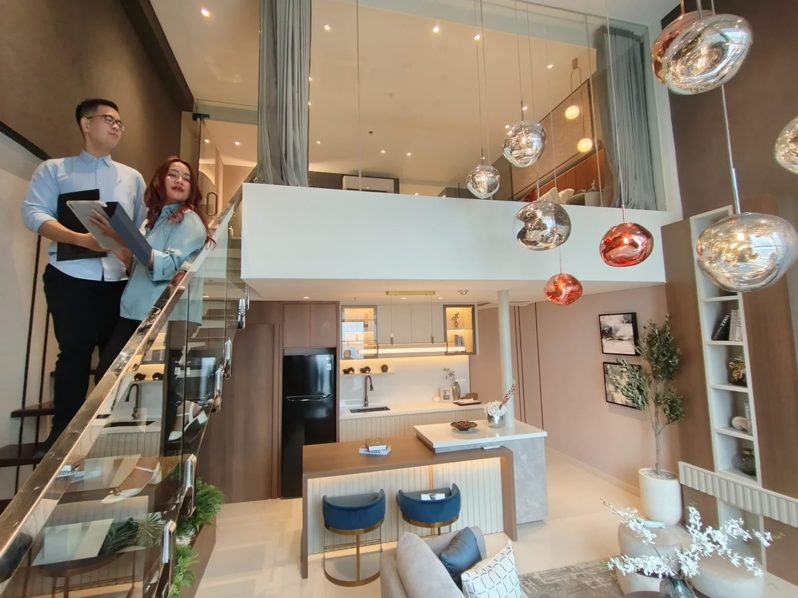 KONSEP BARU: Edward Joshua dan Dinda saat meninjau show unit Vieloft Apartemen dengan konsep baru dua lantai sehingga seperti tinggal di landed house.