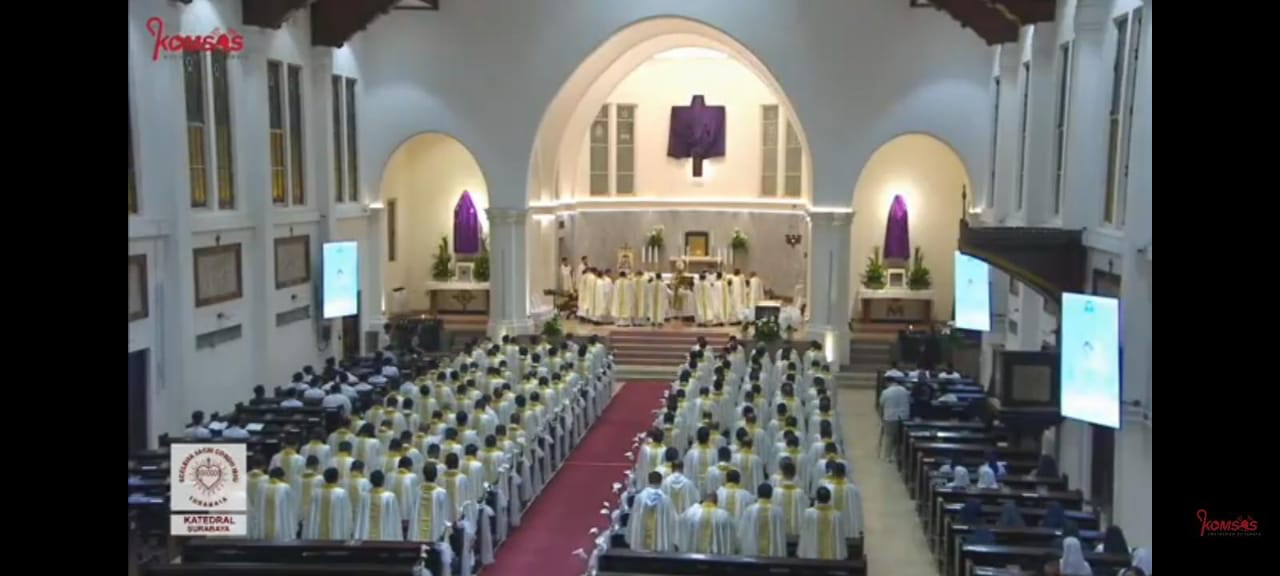 Suasana Misa Krisma di Gereja Katedral HKY Surabaya. (Komsos Surabaya)