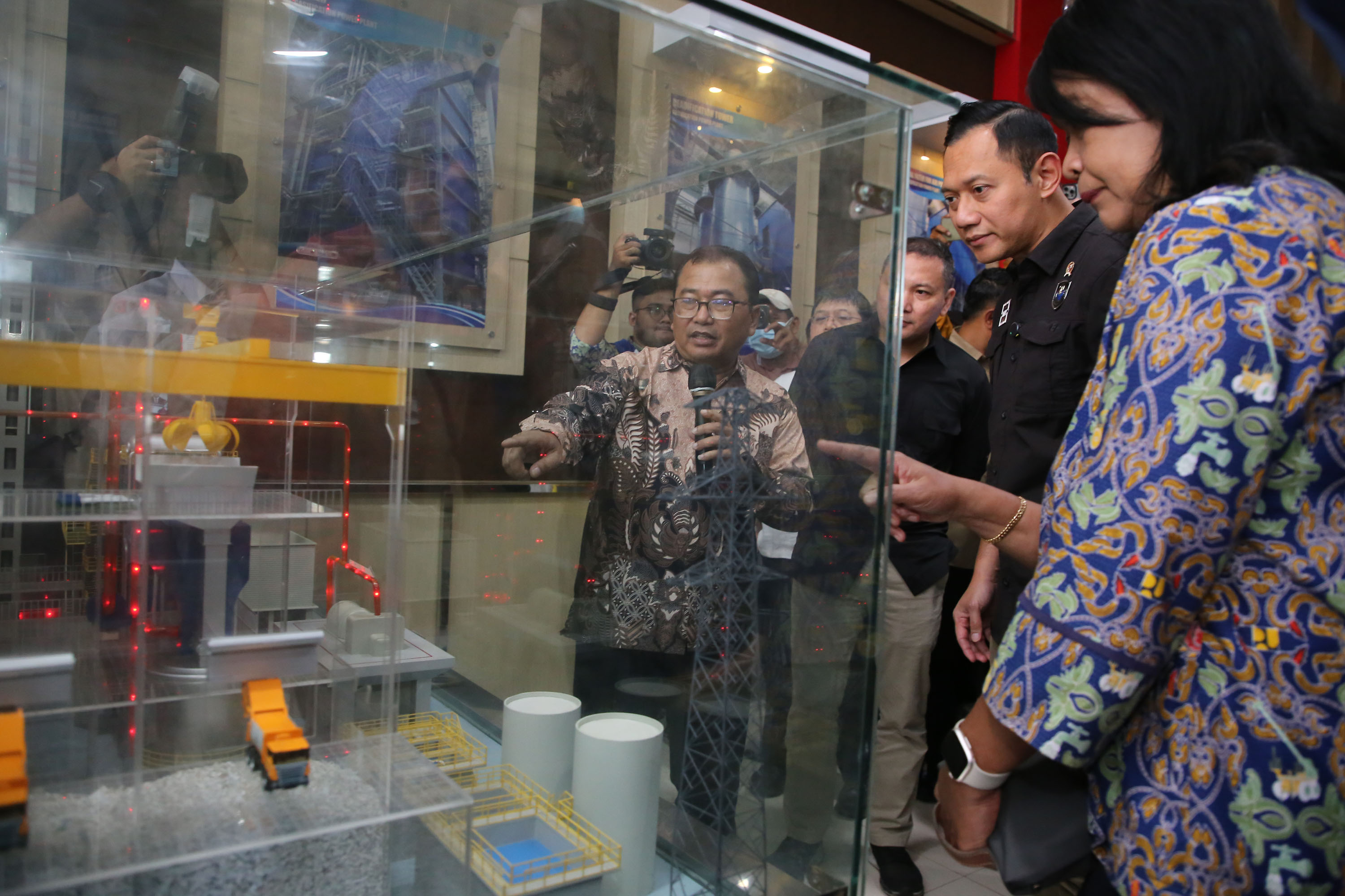Menteri Koordinator Bidang Infrastruktur dan Pembangunan Kewilayahan, Agus Harimurti Yudhoyono saat meninjau PSEL Benowo Surabaya, Rabu (16/4).
