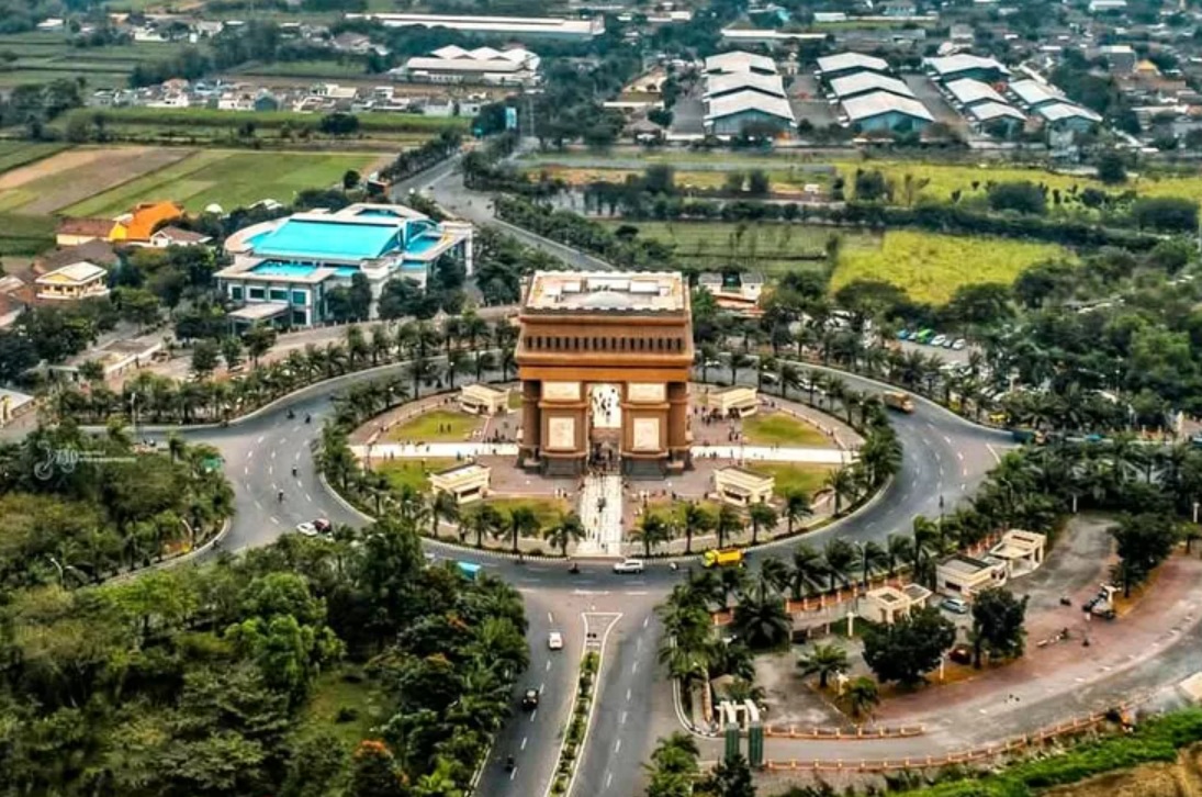 Jawa Timur adalah provinsi yang sarat akan sejarah dan budaya, menjadi saksi lahirnya berbagai kota tua.