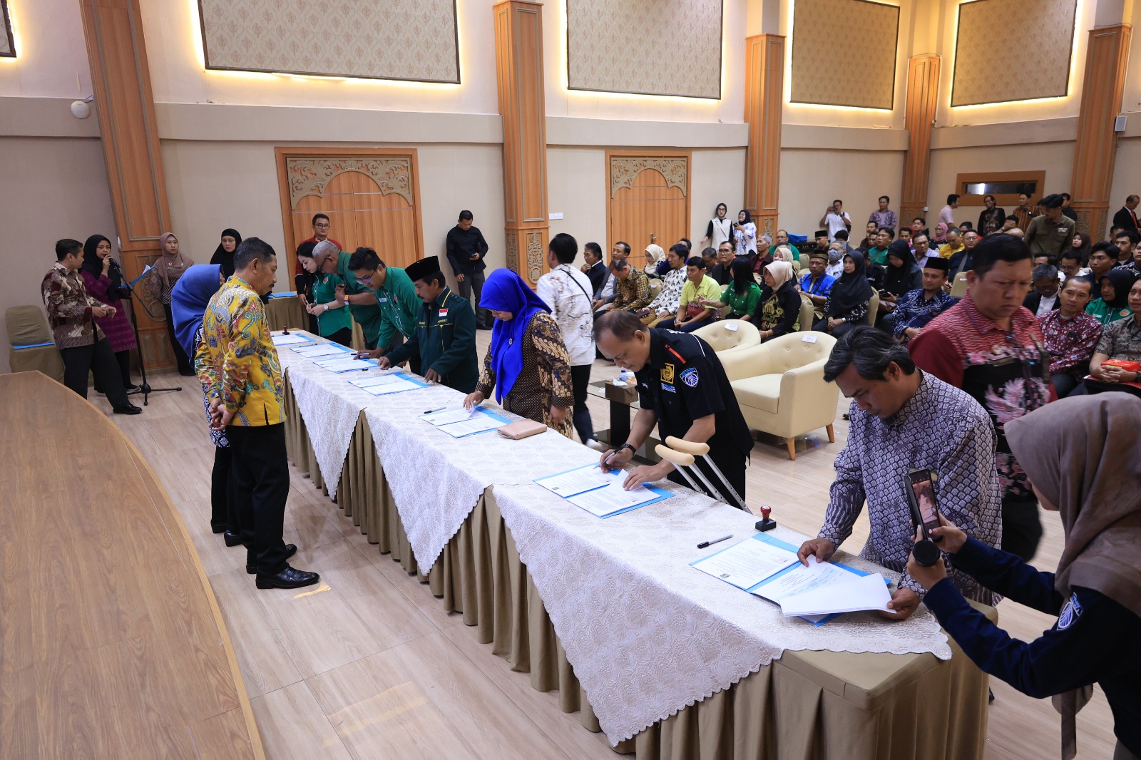 JEMPUT BOLA: Kanwil Kemenkum menggelar penandatanganan kontrak dan pakta integritas oleh organisasi PBH, Kamis (17/4).