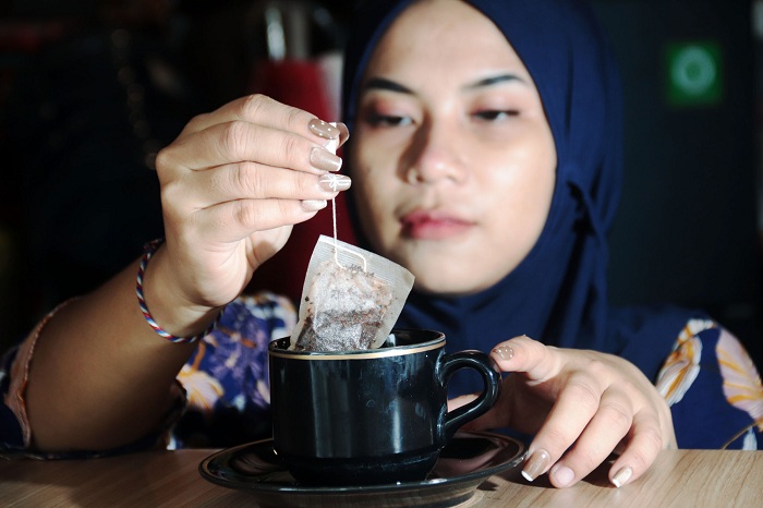 BAHAYA TEH CELUP: Seseorang membuat minuman teh, dengan menggunakan teh celup. Banyak masyarakat yang belum tahu tentang bahaya mikroplastik dalam teh celup.
