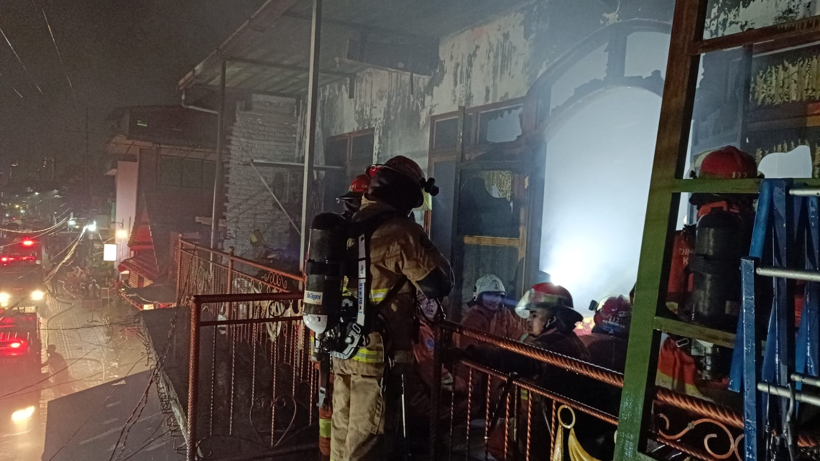 Petugas memadamkan kebakaran di Kedungrukem Surabaya. (IST)