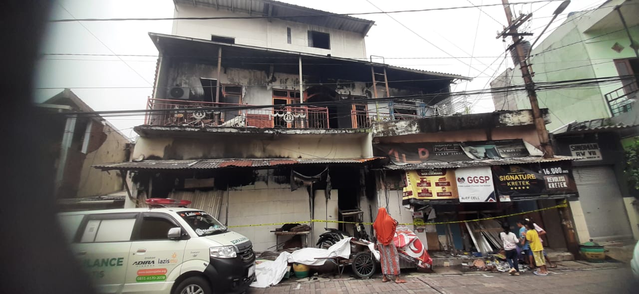 STERIL : Rumah di Jalan Kedung Rukem IV, Surabaya, yang menewaskan bapak anak dipasang garis polisi. (M MAHRUS/RADAR SURABAYA)