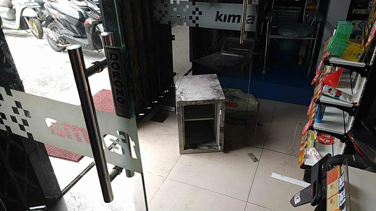 BERSERAKAN : Kondisi apotek di Jalan Mastrip Karapngpilang, Surabaya, usai dibobol kawanan maling. (IST/RADAR SURABAYA)