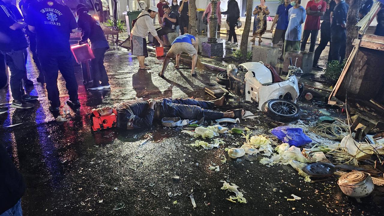 TERGELETAK : Pengendara Vespa yang tergeletak usai menabrak rombong nasi goreng di Jalan Tunjungan, Surabaya. (IST/RADAR SURABAYA)