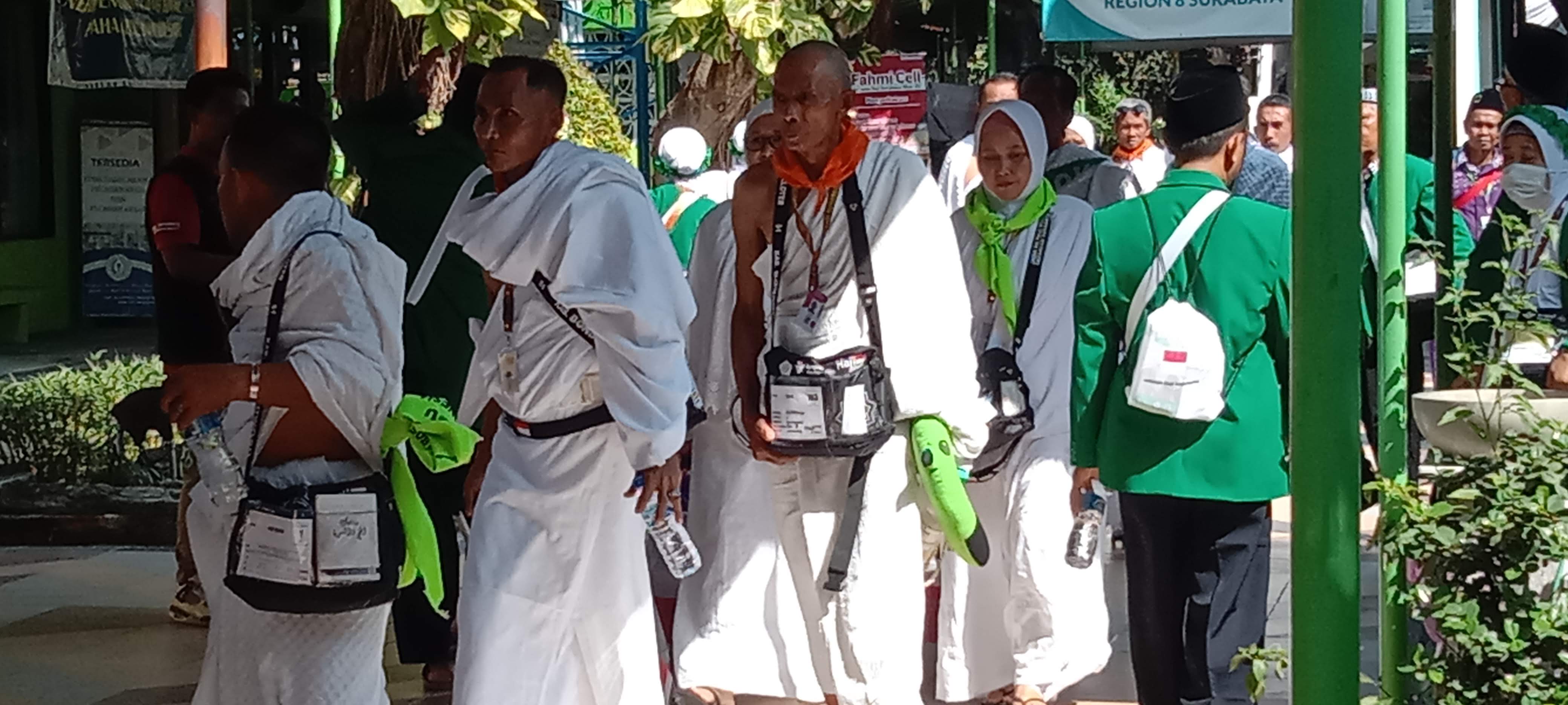 SEMANGAT: Jemaah haji tahun 2024 saat berada di Asrama Haji Embarkasi Surabaya, tahun ini 1.758 jemaah lansia yang akan berangkat haji dengan usia paling tua 107 tahun.