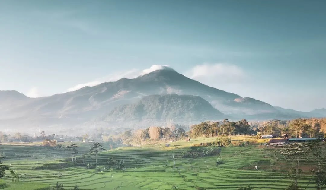 Ilustrasi pegunungan dan pedesaan di Jawa Timur.