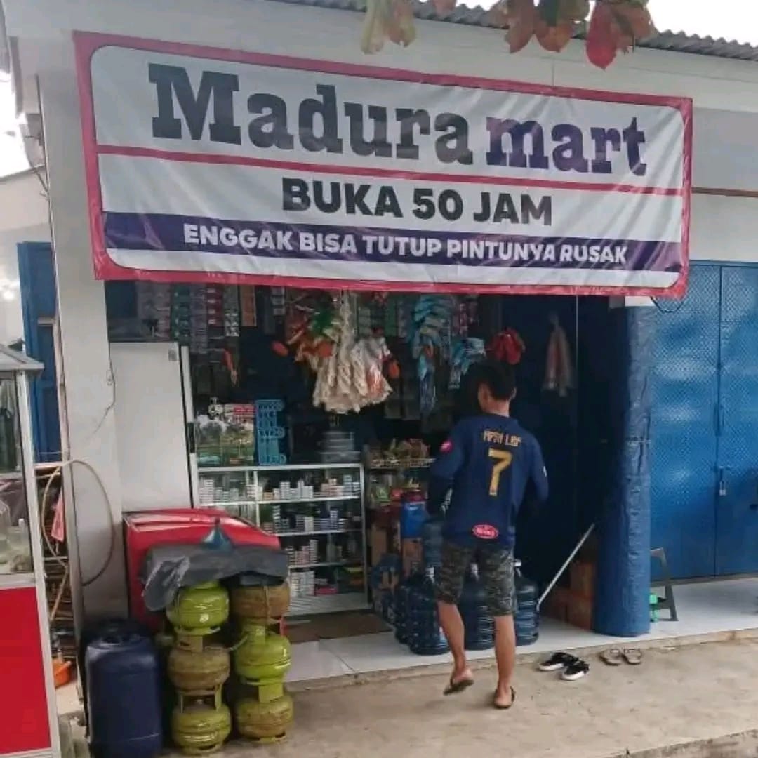 Warung Madura belakangan memang menjadi fenomena, tak hanya karena ekspansinya, tapi juga tulisan-tulisan unik yang mengundang tawa.