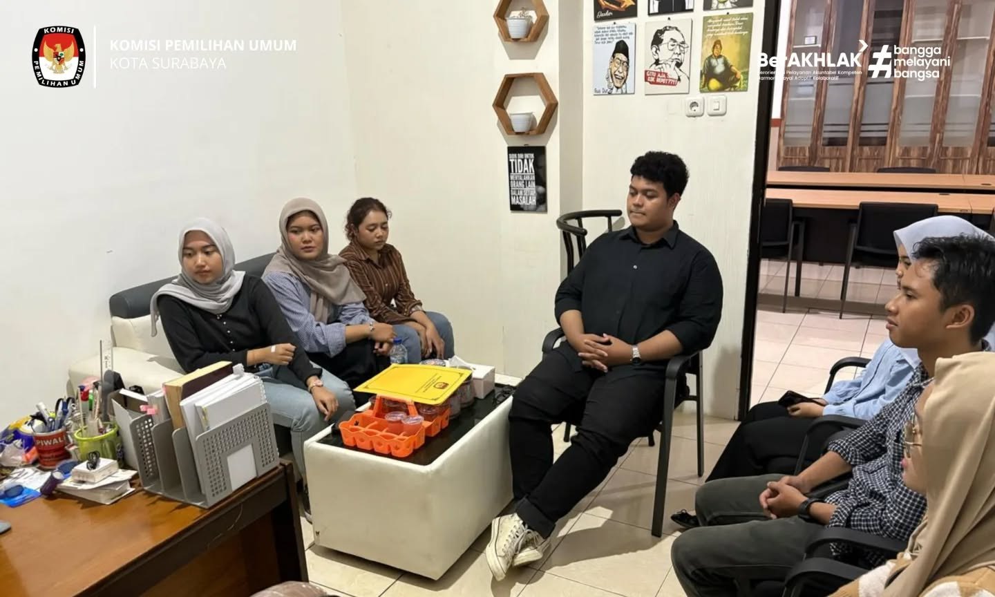 &nbsp;Suasana rapat evaluasi Divisi Sosialisasi, Pendidikan Pemilih, Partisipasi Masyarakat, dan Sumber Daya Manusia (Parmas) di KPU Surabaya. (IST)