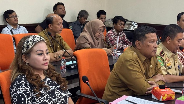 Pemilik CV Sentosa Seal Jan Hwa Diana saat hearing dengan DPRD Surabaya terkait polemik penahanan ijazah karyawan.