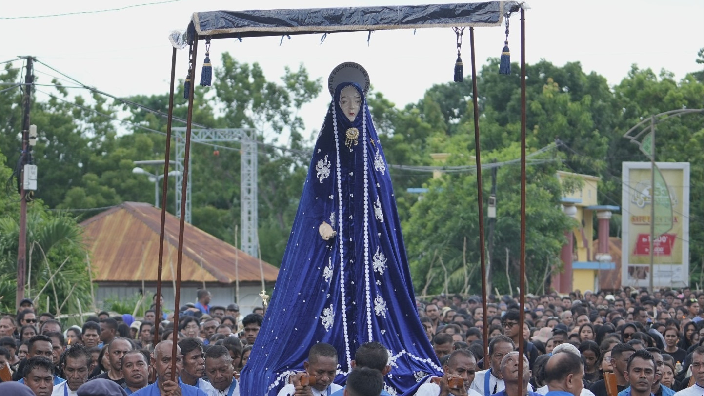 Semana Santa adalah tradisi yang merupakan perpaduan antara budaya lokal dan keagamaan di Flores Timur.