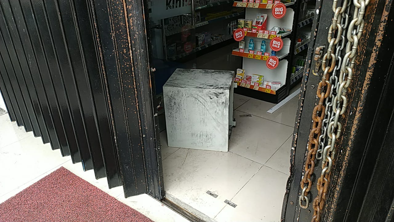 JADI SASARAN : Kondisi apotek di Jalan Mastrip Karangpilang, Surabaya, usai kejadian pembobolan. Sudah sering disatroni maling. (IST/RADAR SURABAYA)