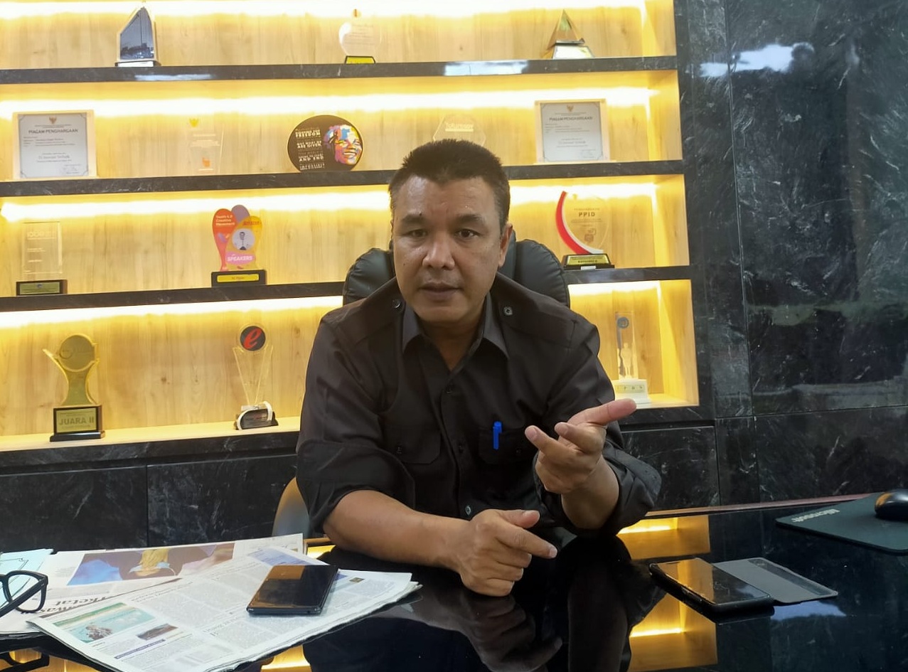 KLARIFIKASI : Pelaksana Tugas Kepala Dinas Komunikasi dan Informatika (Dinkominfo) Surabaya, M. Fikser memastikan seragam tersebut lama. Pelaku bukan pegawai Pemkot Surabaya. (IST/RADAR SURABAYA)