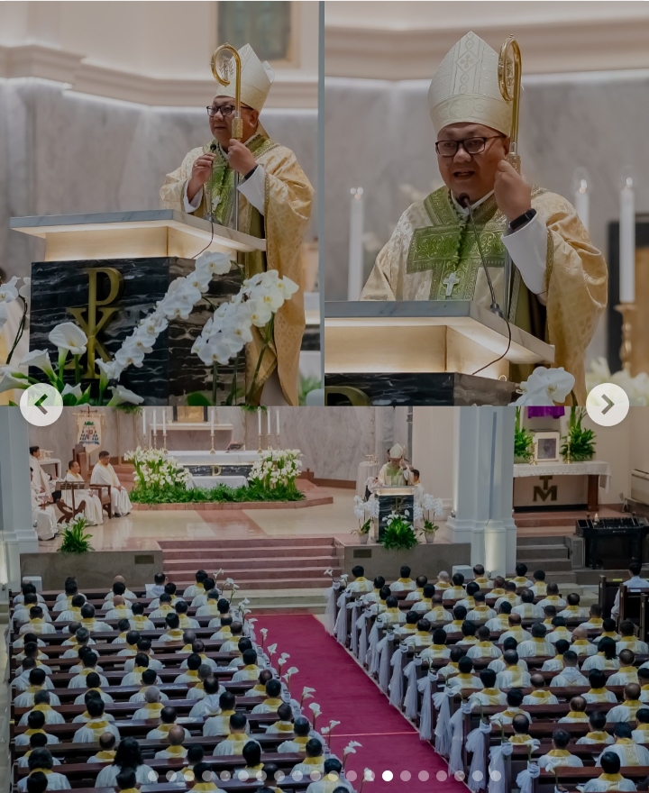 Uskup Surabaya Agustinus Tri Budi Utomo memimpin perayaan pekan suci di Gereja Katedral HKY Surabaya. (IST)