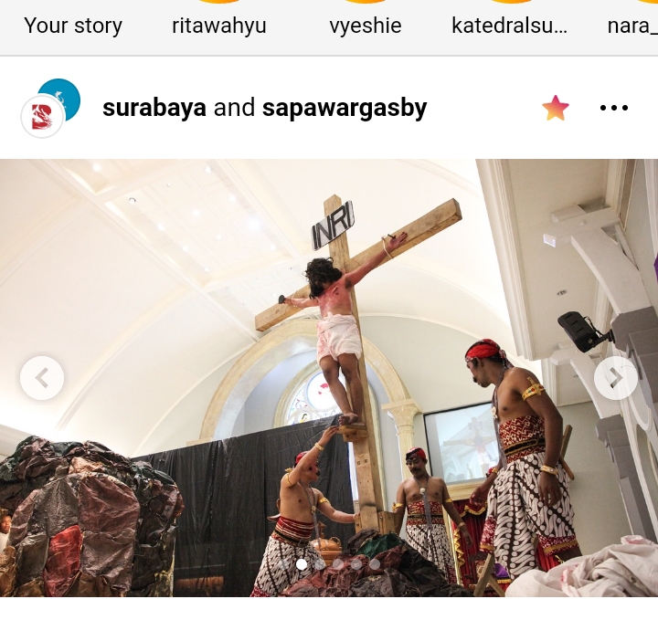 Visualisasi penyaliban Yesus di Gereja Katolik Santo Vincentius a Paulo, Surabaya. Nuansa budaya Jawa. (IST)