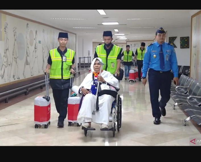 Petugas mengamankan calon jemaah umrah di Bandara Soekarno-Hatta Tangerang. (IST)