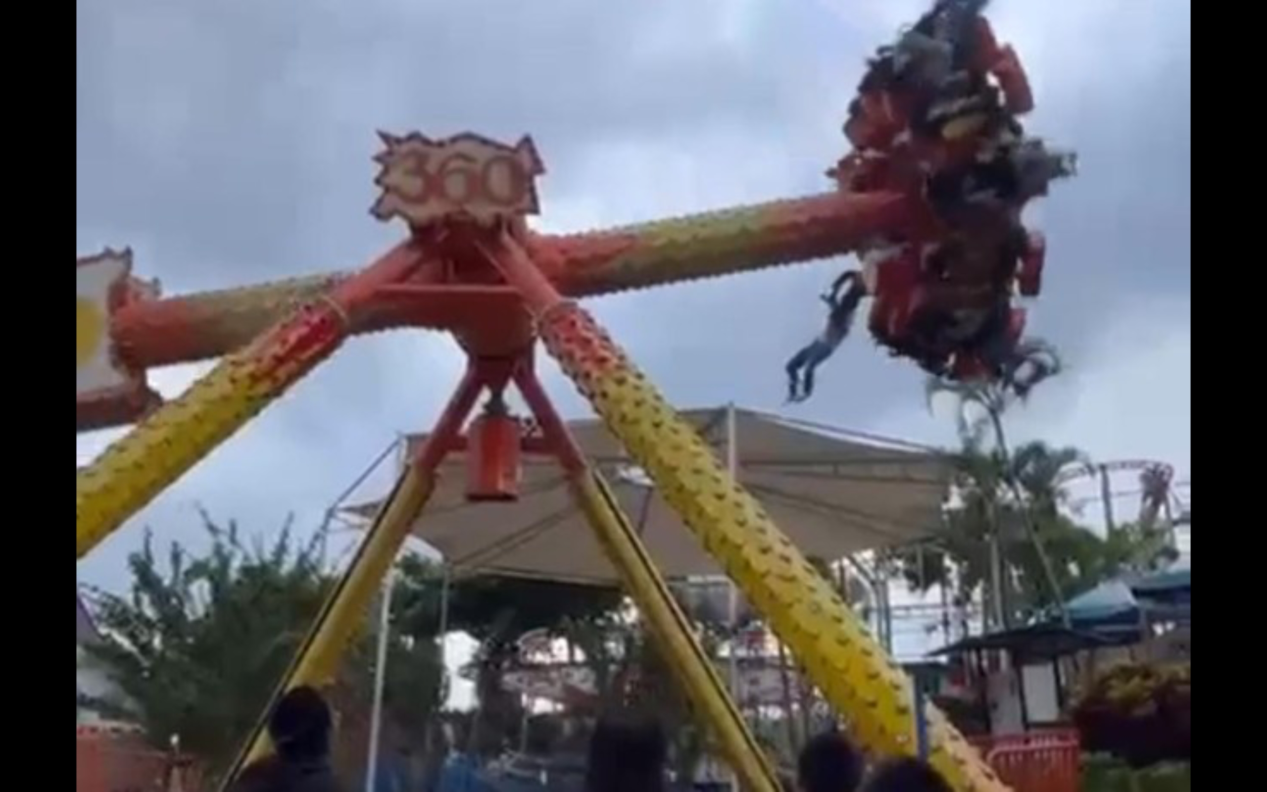 Mengerikan : Detik-detik DP terjatuh dari Wahana Pendulum Jatim Park 1 yang viral di media sosial.