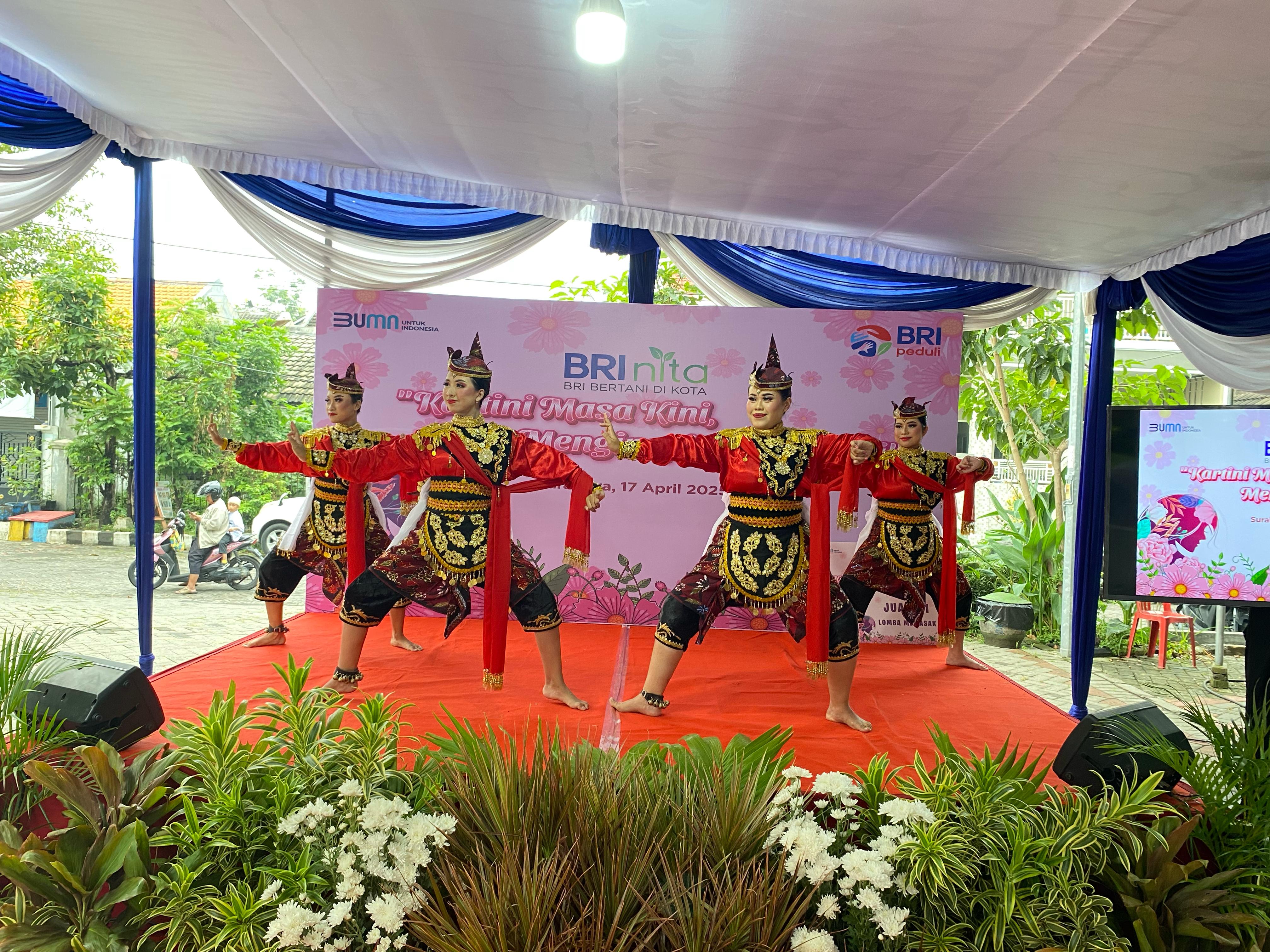 Penampilan Tari Remo Mulyojoyo di kawasan Medokan Ayu Surabaya. (IST)