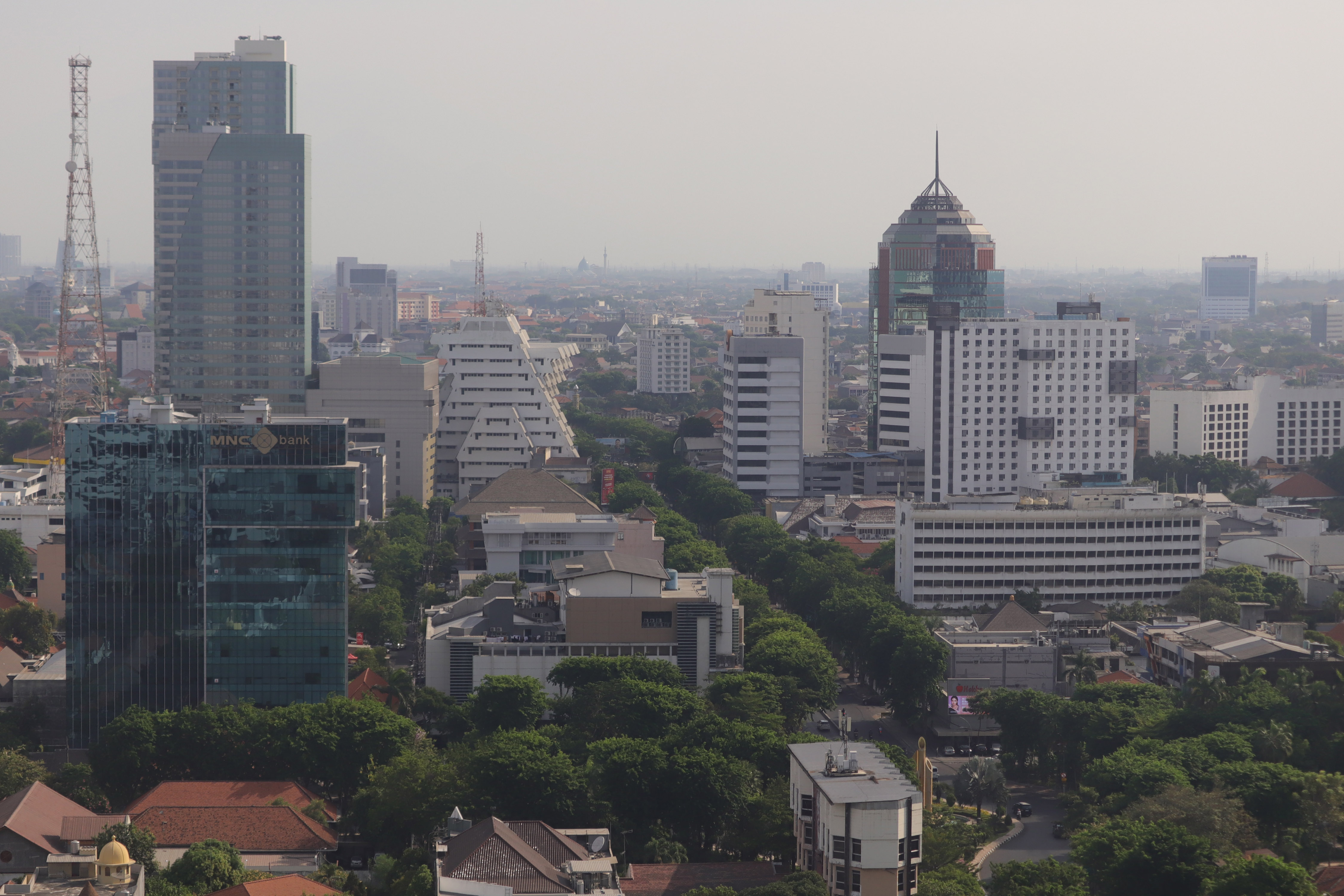 Sebagai kota metropolis yang berkembang pesat membuat banyak jenis pekerjaan ditawarkan di Surabaya dan menjadi favorit pencari kerja.