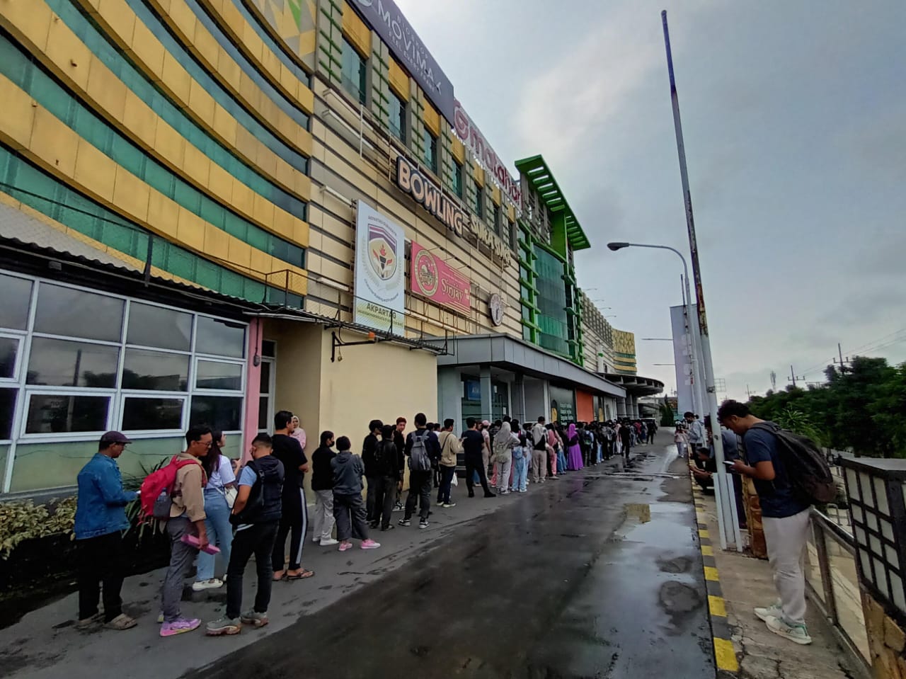 ANTRE: Ratusan warga memadati Kaza Mall Surabaya, Minggu (20/4), untuk mengikuti casting film FoUFo arahan Bayu Skak.