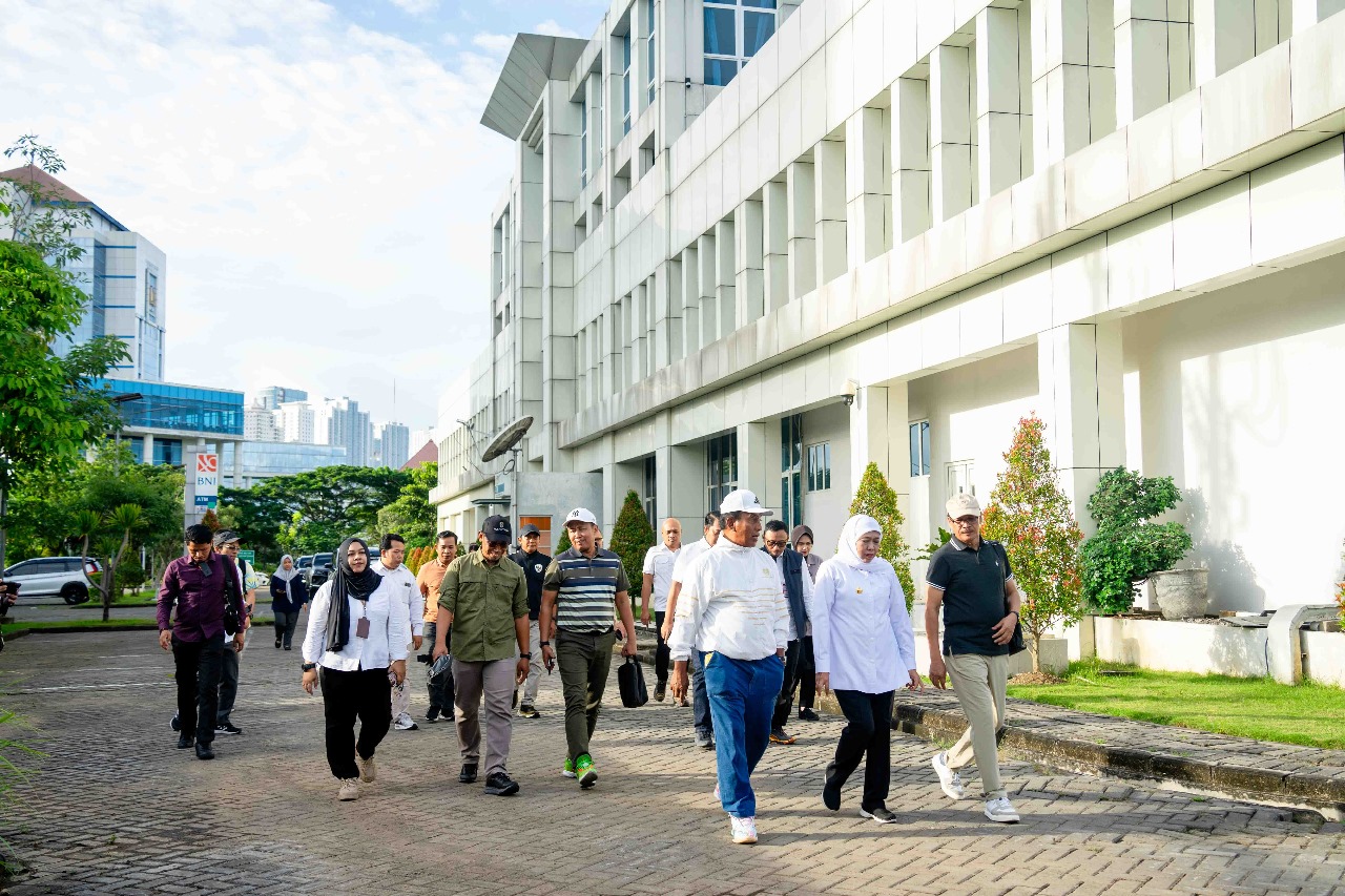 Gubernur Jatim Khofifah Indar Parawansa didampingi Rektor Unesa Prof Nurhasan saat meninjau gedung Unesa Lidah Wetan yang akan digunakan sebagai sekolah rakyat.