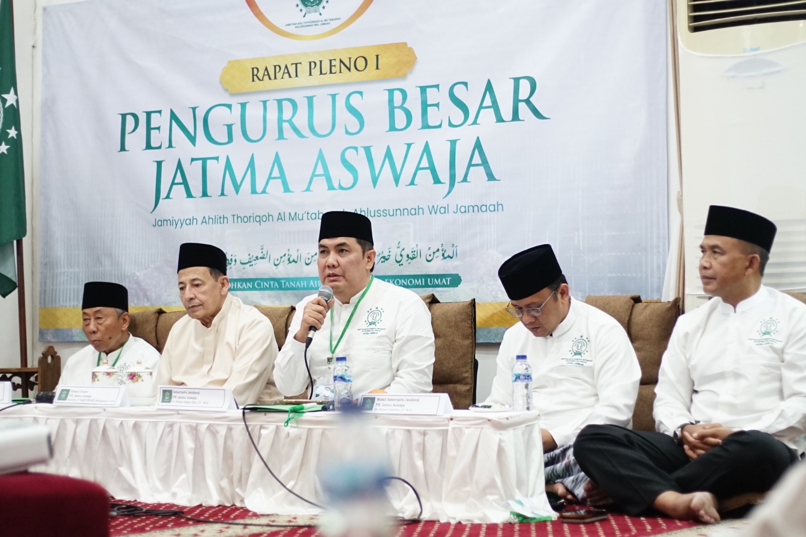 Rapat Pleno JATMA Aswaja yang digelar Kamis (17/04) sore, mengangkat tema besar "Mengokohkan Cinta Tanah Air dan Memperkuat Ekonomi Keumatan&rdquo;.
