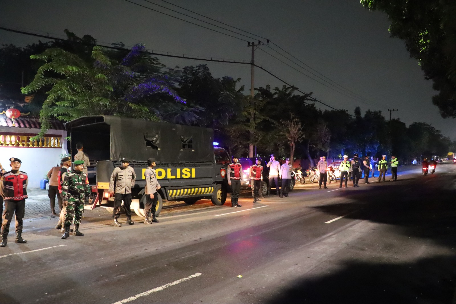 KELILING : Petugas gabungan saat melaksanakan patroli gabungan skala besar di wilayah hukum Polres Pelabuhan Tanjung Perak. (IST/RADAR SURABAYA)