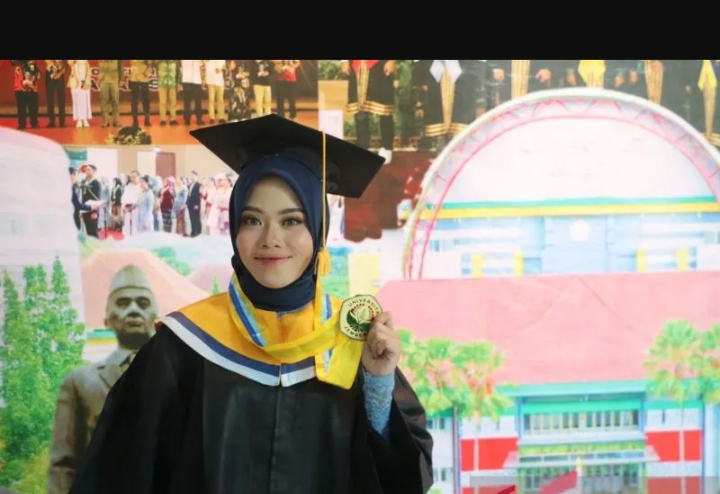 Holifatul Jannah wisudawan terbaik Universitas Jember. (IST)