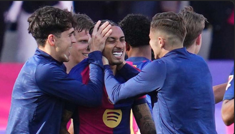 Raphinha (tengah) mencetak gol kemenangan untuk Barcelona melawan Celta Vigo di waktu tambahan. |