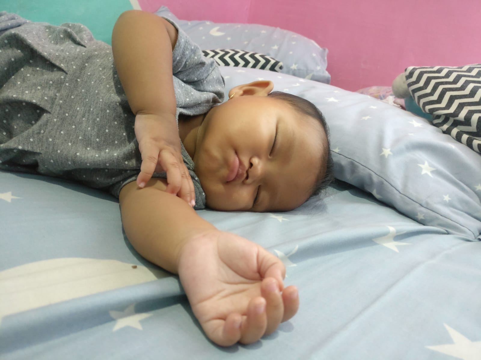 Ada beberapa alasan kenapa bayi lebih suka tidur dalm posisi miring.