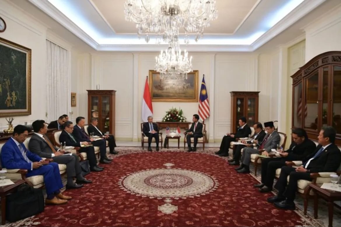 KUNJUNGAN : Wapres Gibran dan Wakil Perdana Menteri Malaysia membahas kerja sama perbatasan keduanya negara. Salah satunya bahas teritorial laut Indonesia. (ANTARA/RADAR SURABAYA)